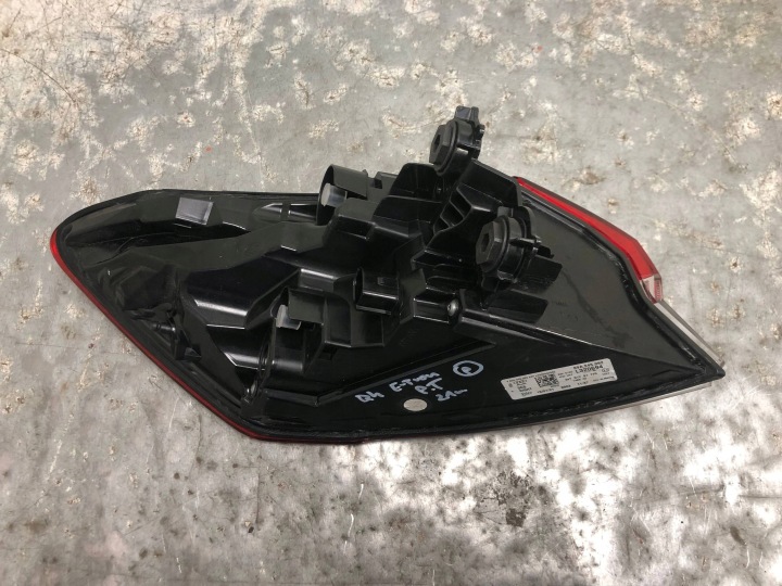 PHARE DROIT ARRIÈRE AUDI Q4 E-TRON 89A945092