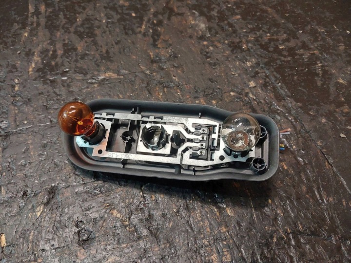 DOUILLE D'AMPOULE ARRIÈRE GAUCHE BMW E39 UNIVERSEL LIFT 2496339