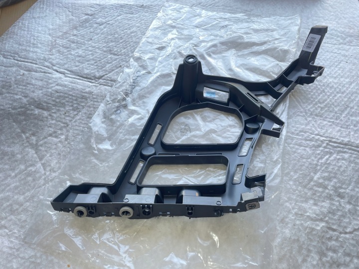 GLISSIÈRE FIXATION PARE-CHOCS PEUGEOT 3008 II LIFT P84 DROIT ARRIÈRE