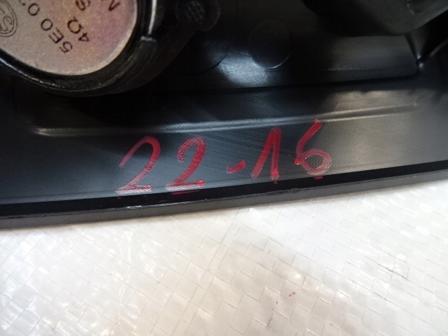 SKODA OCTAVIA III DROITE BOUCHON PORTES HAUT-PARLEURS 5E0837973