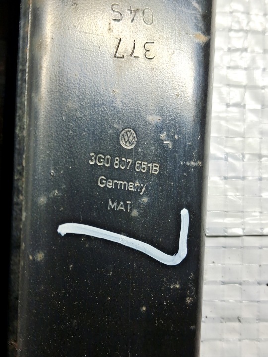 VW PASSAT B8 14R- INFÉRIEURE POUTRE PARE-CHOCS AVANT KRYVIY RIG 3G0807651B