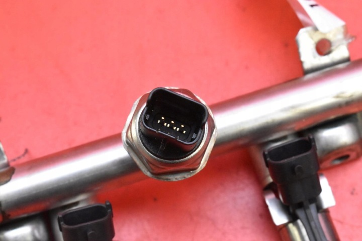 MOULURE INJECTION INJECTEURS 7568050 MINI COOPER R56 1.6 THP 175 KM 06-10