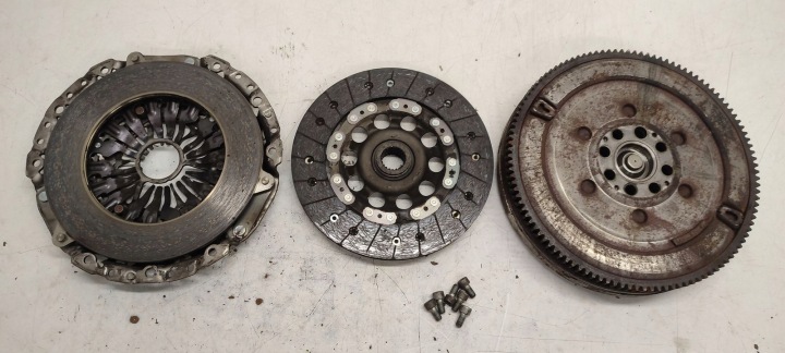 VOLANT BIMASSE COMPLET BMW E87 415040110 124033610 324033610 2.0 D 118D