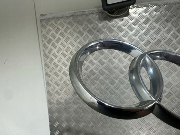 AUDI A6 C6 EMBLÈME LOGO AUDI AVANT GRILLE 4E0853605AA
