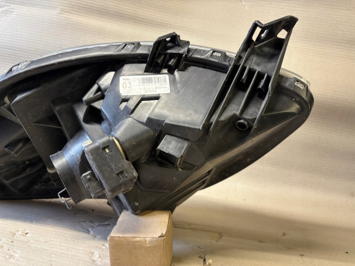 TOYOTA YARIS II 05- 1,4 D4D 81170-0D120 PHARE AVANT GAUCHE