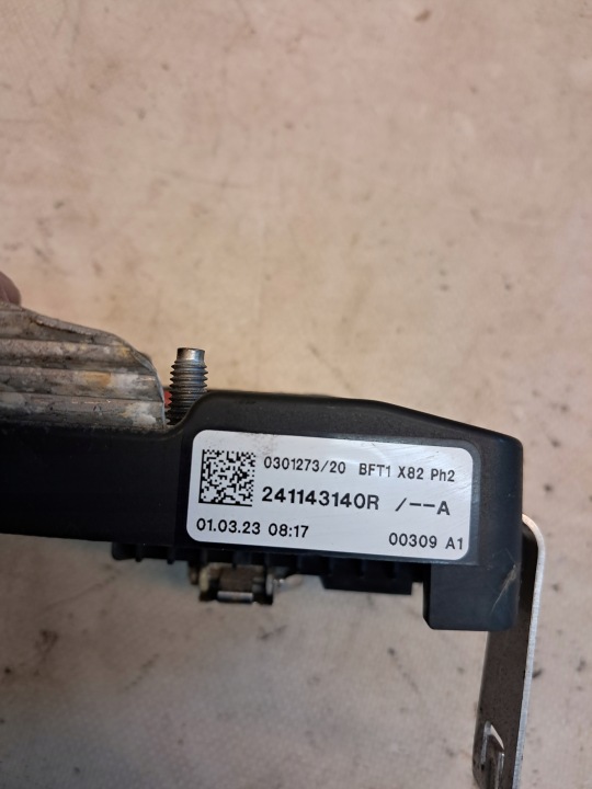 DISTRIBUTEUR COURANT SERRE-CÂBLE RENAULT TRAFIC III 2.0 DCI 241143140R 23R