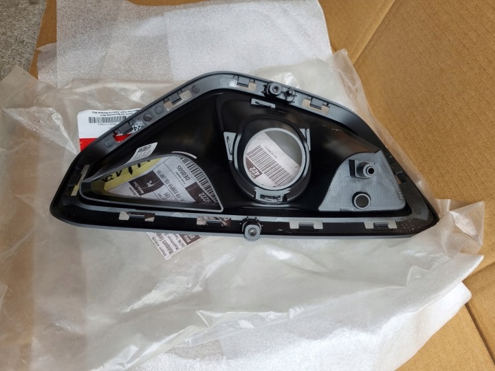 KIA STONIC GRILLE PARE-CHOCS DROITE 86526-H8410 NOUVEAU