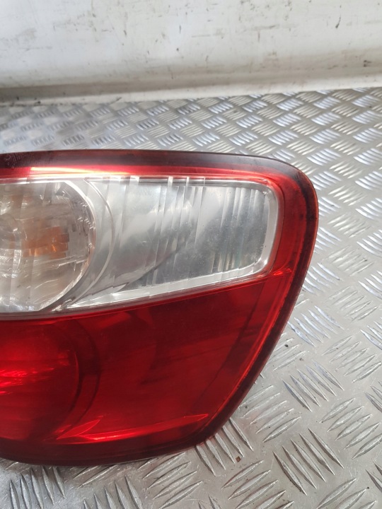 TOYOTA AVENSIS VERSO 04- LIFT PHARE DROITE ARRIÈRE CARROSSERIE