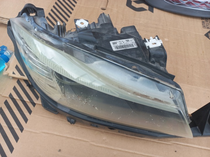 BMW E90 PHARE DROITE 89318921