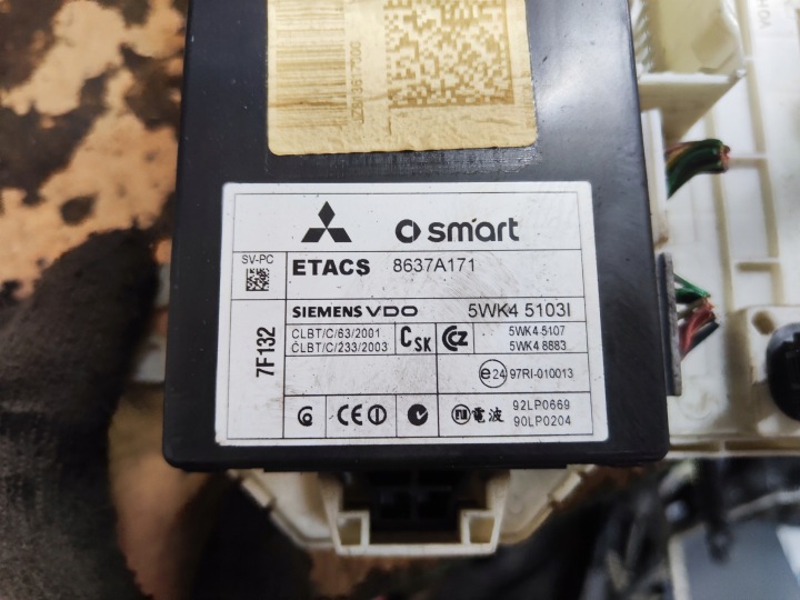 MITSUBISHI COLT VI CZ 1.5 DID BOÎTE MODULE FUSIBLE 8637A171
