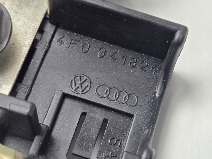 FIXATION BOÎTE FUSIBLES 4F0941824 AUDI A6 RS6 C6