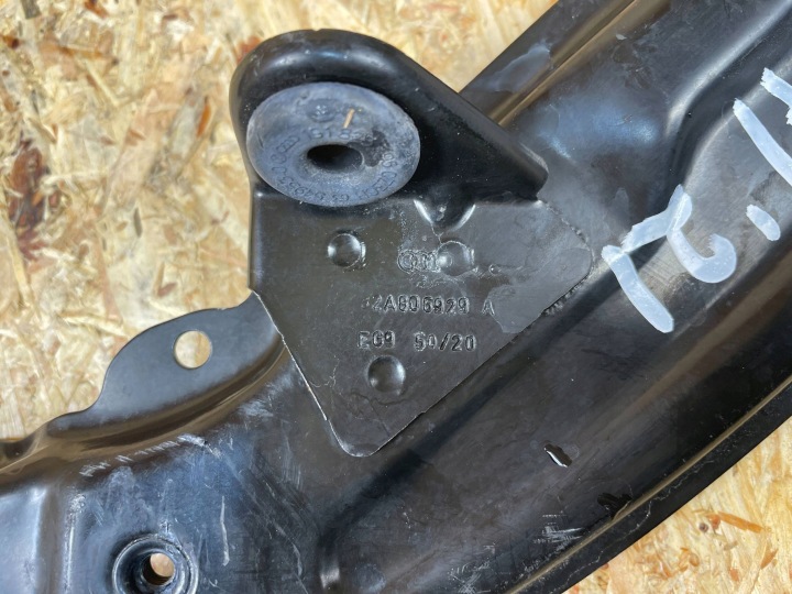 FIXATION SUPPORT PHARES COURROIE AVANT GAUCHE AUDI A1 II 82A 82A806929A 2018-