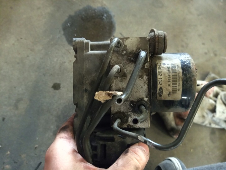 POMPE ABS FORD FOCUS 5WK84031 10092501193 2M512M110EE