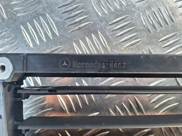 MERCEDES AVEC W223 STORE JALOUSIE RADIATEUR INFÉRIEURE