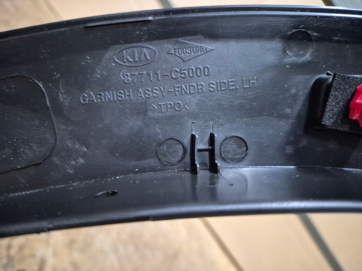 KIA SORENTO III 3 MOULURE SUR AILE AVANT AVANT GAUCHE