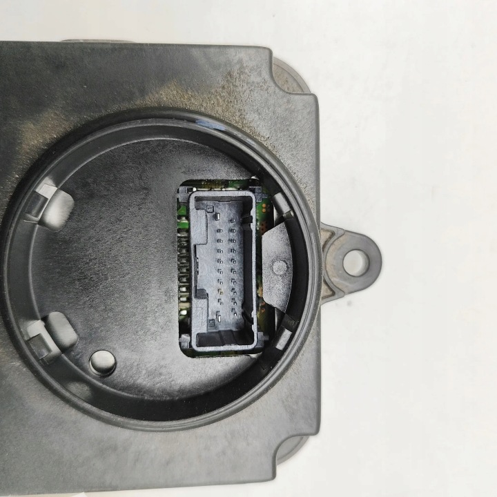 TOYOTA PRIUS IV CONVERTISSEUR PHARES 89908-47010