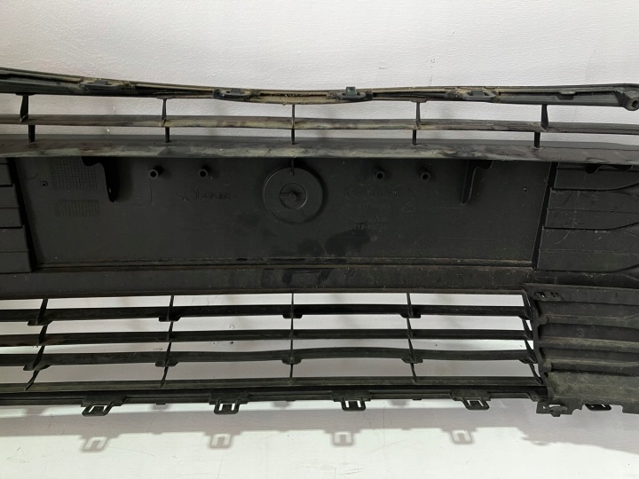 YARIS III LIFT GRILLE PARE-CHOCS CENTRALE GRILLE