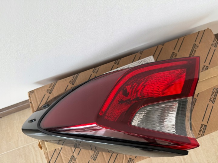 TOYOTA CH-R PHARE DROIT ARRIÈRE 81550-F4120-00