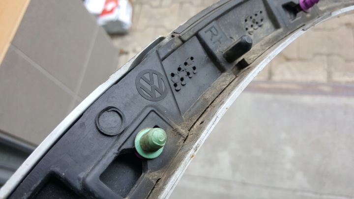 MOULURE GARDE-BOUE DROIT ARRIÈRE VW TOUAREG 3 760853818D