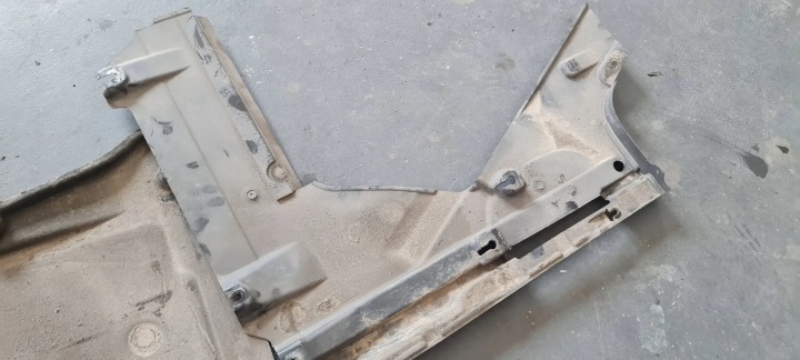 A4 B9 8W PROTECTION CHÂSSIS DROITE DROIT AVANT 8W0825207A A5 8W