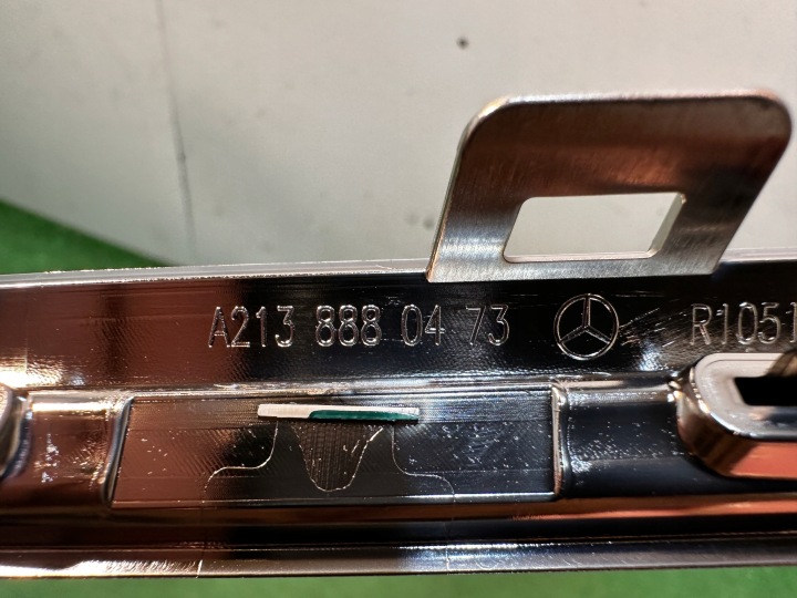 MERCEDES E-KLASA W213 CHROME MOULURE DANS GRILLE A2138880473