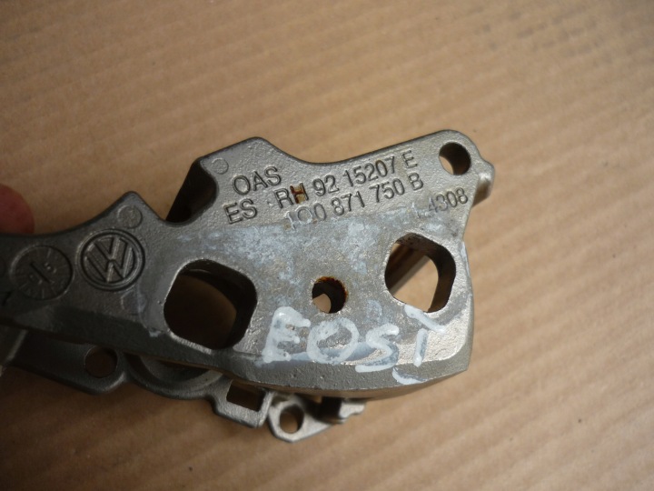 FIXATION TOITS DROIT VW EOS 1Q0871750B