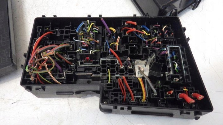 BOÎTE FUSIBLES VOLVO V40 II 2.0 D 31337532