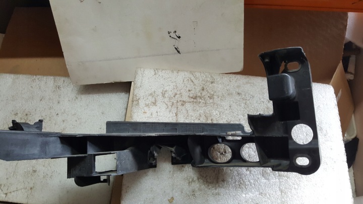 GLISSIÈRE FIXATION PHARES GAUCHE AVANT AUDI A3 8P LIFT 2009-2012 8P0805607