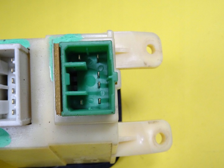 COMMUTATEUR CHAUFFAGE VITRES MAZDA XEDOS NR677