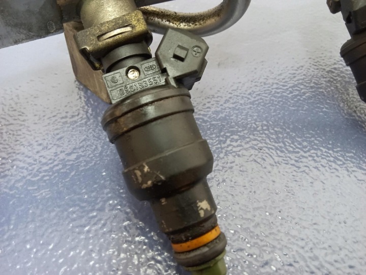 AUDI A6 C5 1.8T MOULURE ALIMENTAIRE INJECTEURS 4 PCS 058133551 0280150447