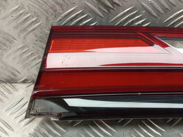 BMW F44 PHARE DROITE DANS COUVERCLE DE COFFRE 7465470