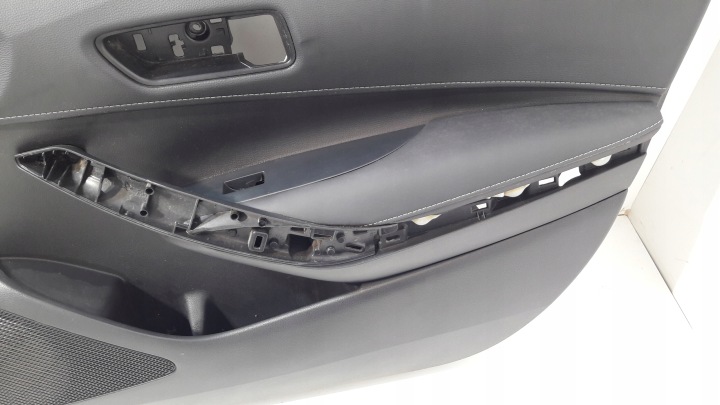 TOYOTA COROLLA E21 COLLECTEUR PORTES AVANT DROIT 67611-02860 (ET4)