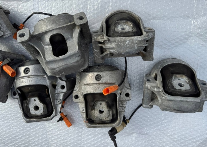 COUSSIN MOTEUR 8K0199381 AUDI A4 B8 A5 8T Q5 8R