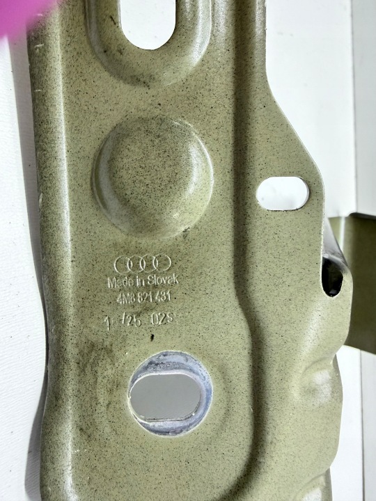 POIGNÉE FIXATION GARDE-BOUE AUDI Q8 4M8821431