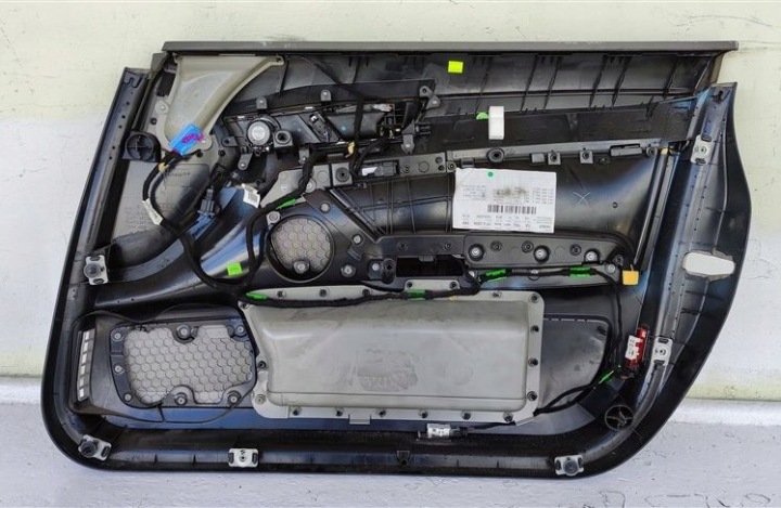 COLLECTEUR GARNITURE GAUCHE AVANT AUDI A6 C6 GRIS BOSE