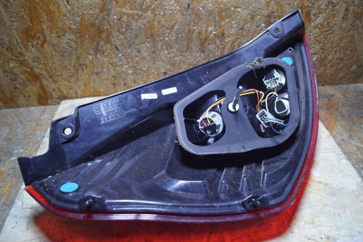 FORD FIESTA MK7 LIFT PHARE DROIT ARRIÈRE (S2664)