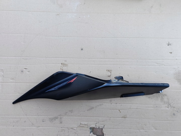 DÉFLECTEUR D'AIR QUEUE PLASTIQUE APRILIA RS4 125 TUONO 17-22