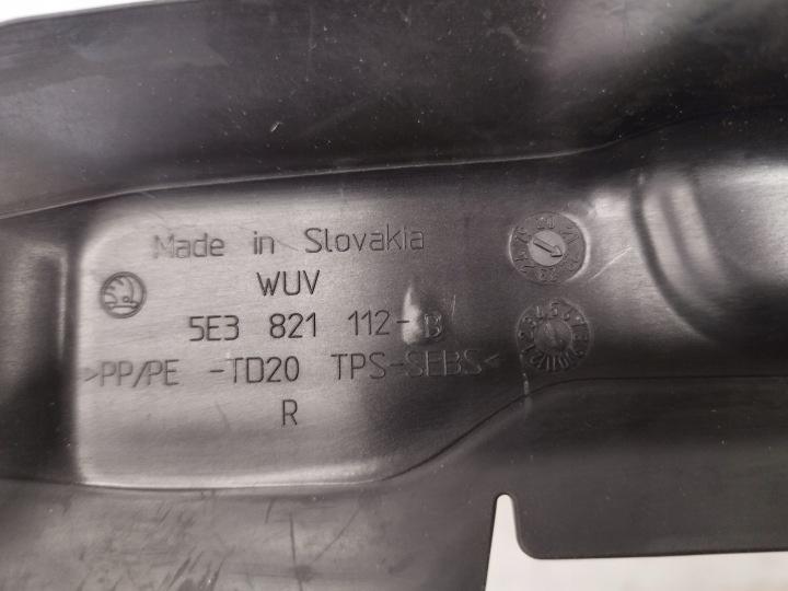 SKODA OCTAVIA IV INSONORISATION GARDE-BOUE DROIT AVANT 5E3821112B