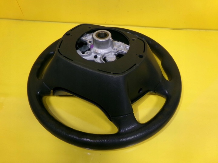 VOLANT MULTIFONCTION AVEC COUSSIN TOYOTA AVENSIS NR130