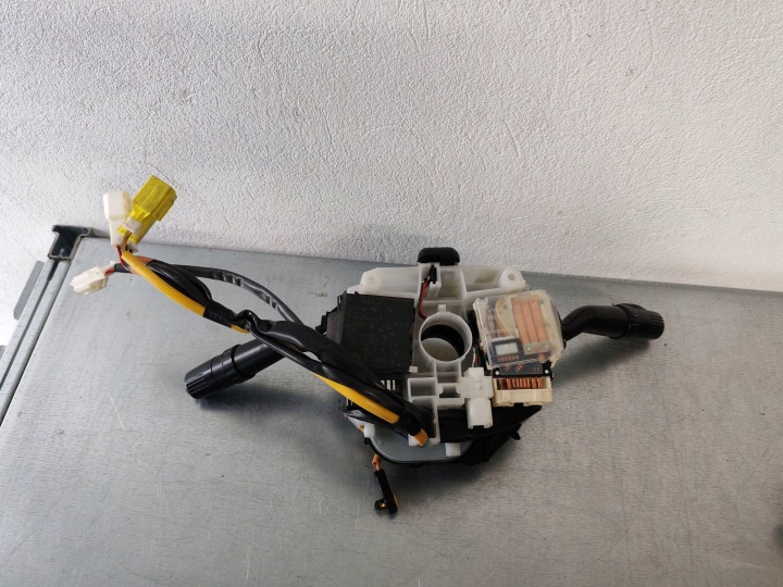 SUBARU FORESTER BANDE COMMUTATEUR CLIGNOTANTS ESSUIE-GLACES 83111SA20