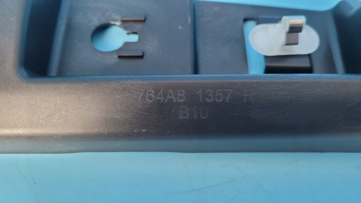 RENAULT ZOE II 2023 FIXATION LISTY SEUIL DROIT 764A81357R
