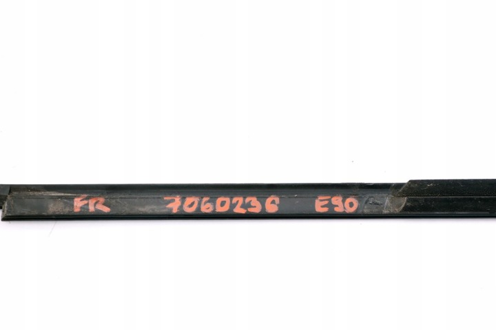 BMW E90 E91 MOULURE VITRES PORTES DROITS AVANT NOIRE 7060236