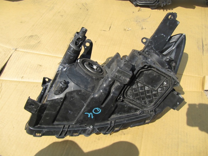 TOYOTA RAV4 III LIFT 09-10 PHARE DROITE AVANT AVANT PROJECTEUR EUROPE OK