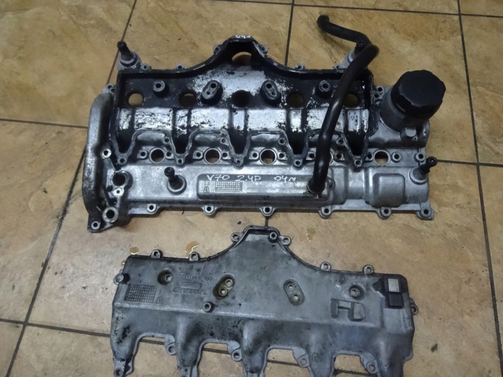 VOLVO V70 2.4D 04' COUVERCLE DE SOUPAPES 30614422