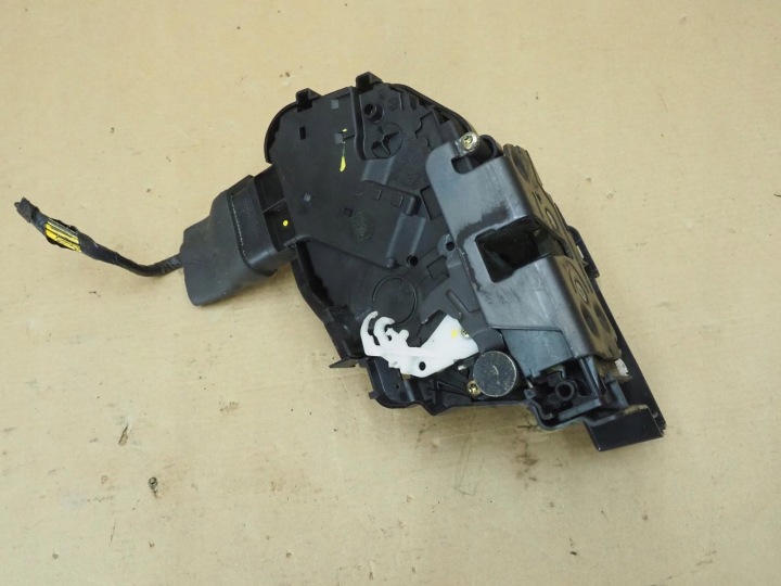 SERRURE DE PORTE GAUCHE AVANT EUROPE 30699787 VOLVO S40 II V50 I (2004-2012)