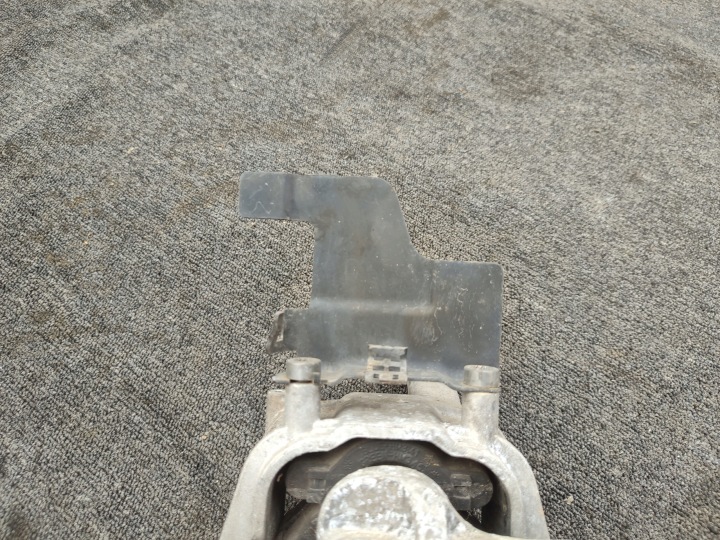 POIGNÉE COUSSIN MOTEUR AUDI Q3 8U 5N0199262F