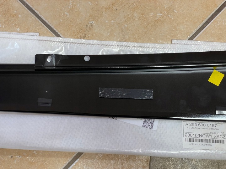 MB GLC X253 AVANT LEFT DOOR EXTERIOR B-PILLAR TRIM A2536900187