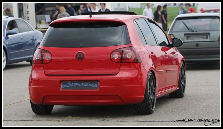 VW GOLF V 5 HATCHBACK - BRIDA NEGRA AL TAPA DE MALETERO TUNEADO 