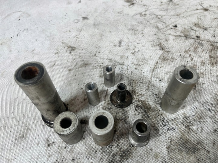 DOUILLES FIXATIONS RAME MOTEUR VERS MOTOCYCLETTE SUZUKI TL 1000
