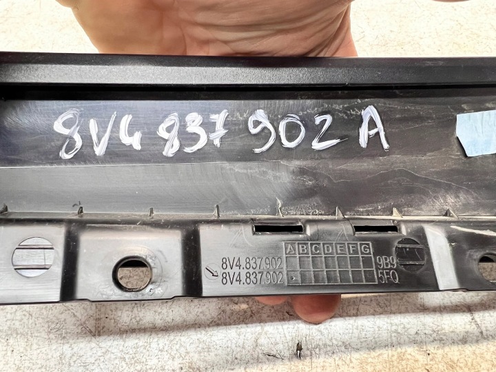 REVÊTEMENT PROTECTION MONTANTS DROIT AVANT AUDI A3 8V 8V4837902A